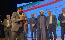اهدای تندیس نهمین جشنواره ملی پسته ایران دامغان به بانک کشاورزی 