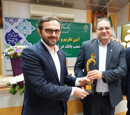 تندیس استاد شهریار به سرپرست جدید بانک کشاورزی بوشهر اهدا شد