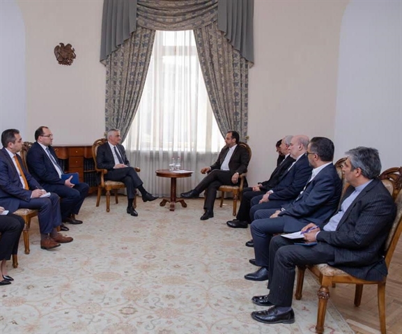 در ایروان صورت گرفت؛دیدار وزیر اقتصاد كشورمان با معاون نخست وزیر و وزرای دارایی و اقتصاد ارمنستان