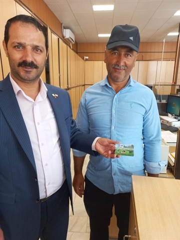 صدور نخستین دامدار کارت در بانک کشاورزی استان زنجان