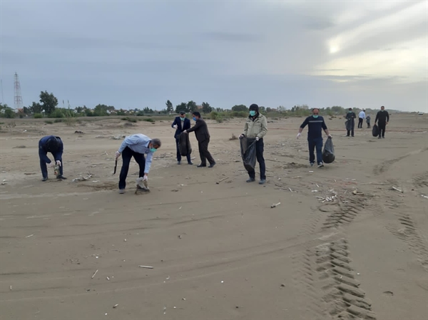 همزمان با روز ملی مازندران صورت گرفت:پاکسازی بخشی از ساحل دریای خزر توسط کارکنان بانک کشاورزی