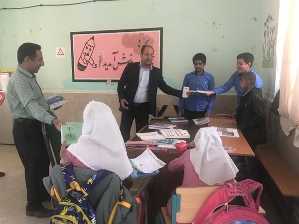اهدای بیش از  1000 بسته لوازم التحریر به دانش آموزان مناطق محروم استان هرمزگان