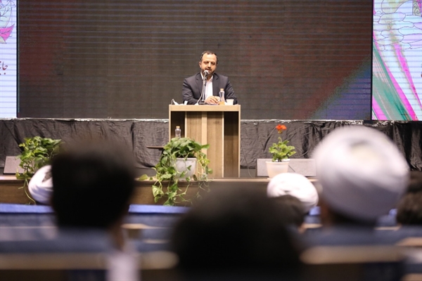 وزیر اقتصاد در جمع فعالان جبهه فرهنگی انقلاب:حمایت دولت از «تولید داخل» و «سفره مردم» دو نقطه تمركز طرح مردمی سازی یارانه ها