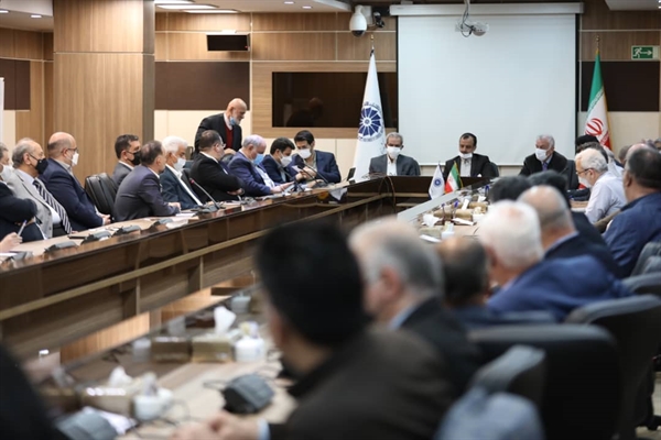 وزیر اقتصاد با رؤسا و اعضای اتاق های اصناف، تعاون و بازرگانی دیدار كرد