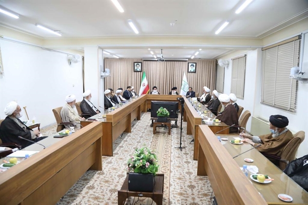 وزیر اقتصاد در جمع اعضای جامعه مدرسین حوزه علمیه قم تاکید کرد:تغییر سیاست حمایتی دولت به جای اختصاص پرفساد ارز ترجیحی به حمایت مستقیم از مصرف كننده