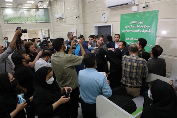 وزیر اقتصاد :برنامه جدی دولت كمك به رفع نیازهای مردم به وسیله تسهیلات قرض‌الحسنه است