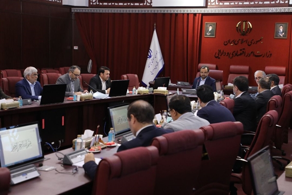 وزیر اقتصاد در نشست با مسئولان بانک سپه:ضرروت تمركز بانك‌ها به مباحث مالی / بانك‌ها نباید درگیر خرید و فروش املاك و مستغلات باشند