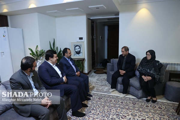دیدار دكتر خاندوزی با خانواده شهید اكبری مدیرعامل اسبق بانك كشاورزی و از شهدای فاجعه هفتم تیر