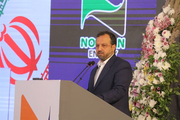 وزیر اقتصاد در آئین آغاز احداث شهرک زنجیره ای فتو ولتائیک در کرمان:دربرنامه هفتم توسعه، باید مسیرفعالیت بانك ها را تغییر دهیم